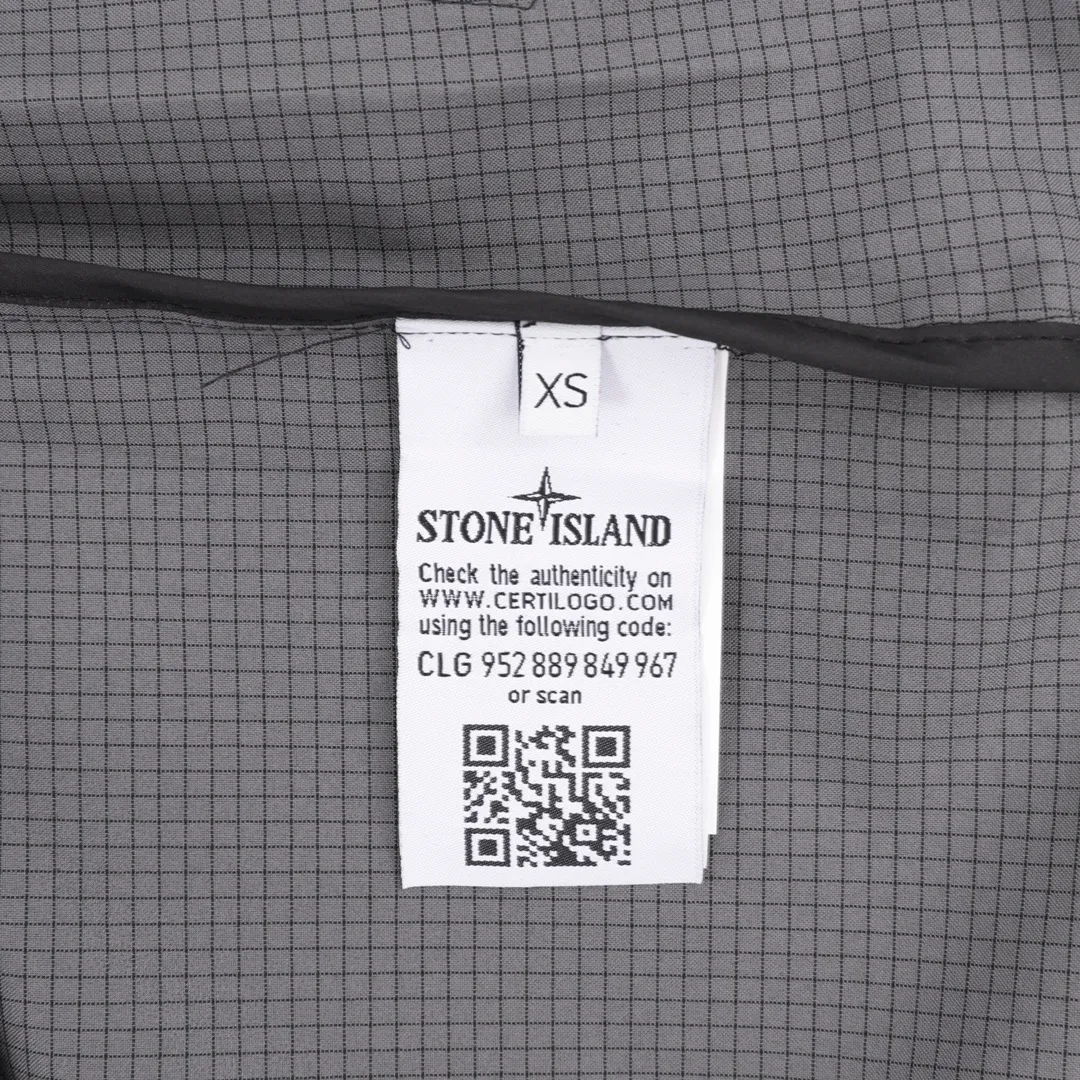 🅿️820 Stone Island/Stone Island outdoor multi-pocket zipper jacket. In order to restore all the texture of ZP, this year the team spent several months and finally shipped it. All excipients are restored to ZP! Highly permeable laminated fabric Gore-tex imitates water-breathable film, which feels better and more comfortable. The fabric has certain waterproof, windproof and UV-proof effects. It is one of the must-choose jacket fabrics in Stone Island. It is light and thin, which is the characteristic of the fabric. It is functional and sporty. There are two pockets on the chest. The arms have the logo embroidery of the Stone Island navigation compass badge. The zipper pocket on the back can be folded to pack the entire garment. It is a must-have item for outdoor travel! size：XS-L
